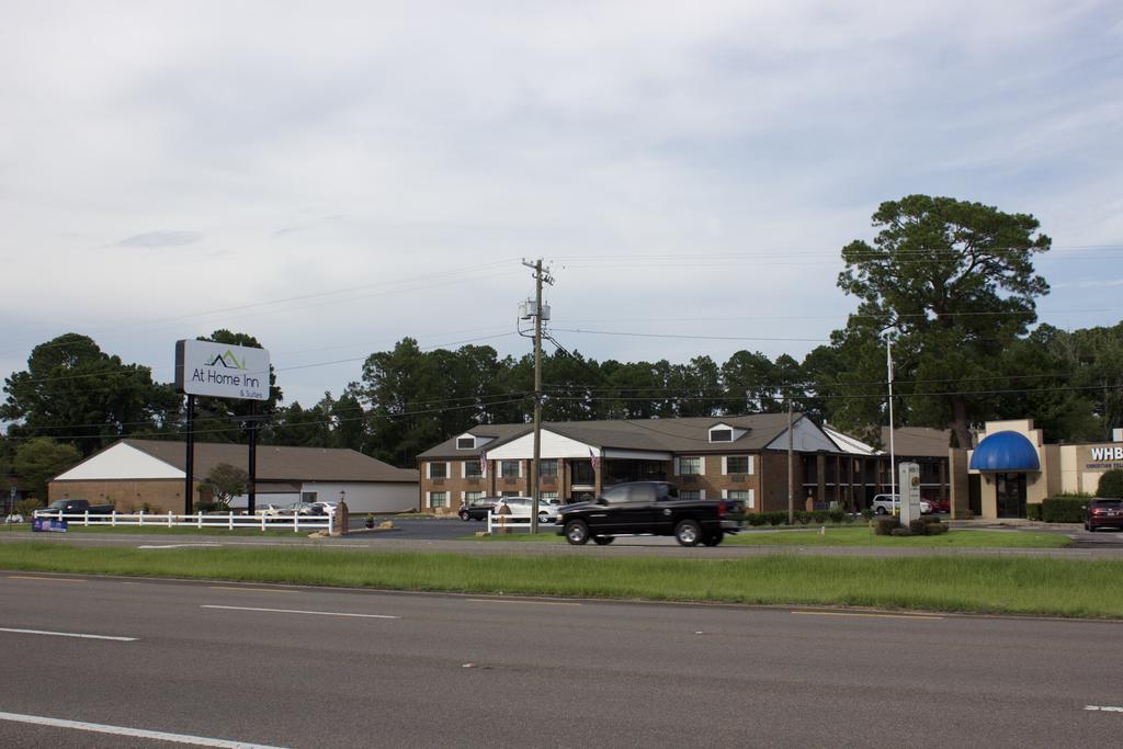At Home Inn - Pensacola Ferry Pass Exterior photo